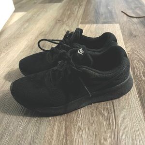 All black Nike tanjun size 8